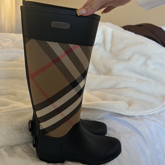 Burberry tall rain boot, size 6 / 36 - Picture 3 of 7